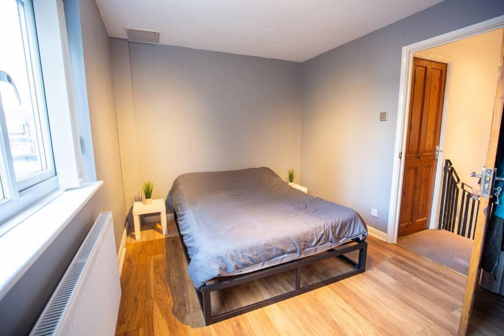 Entire 1 Bedroom House In * Манчестер