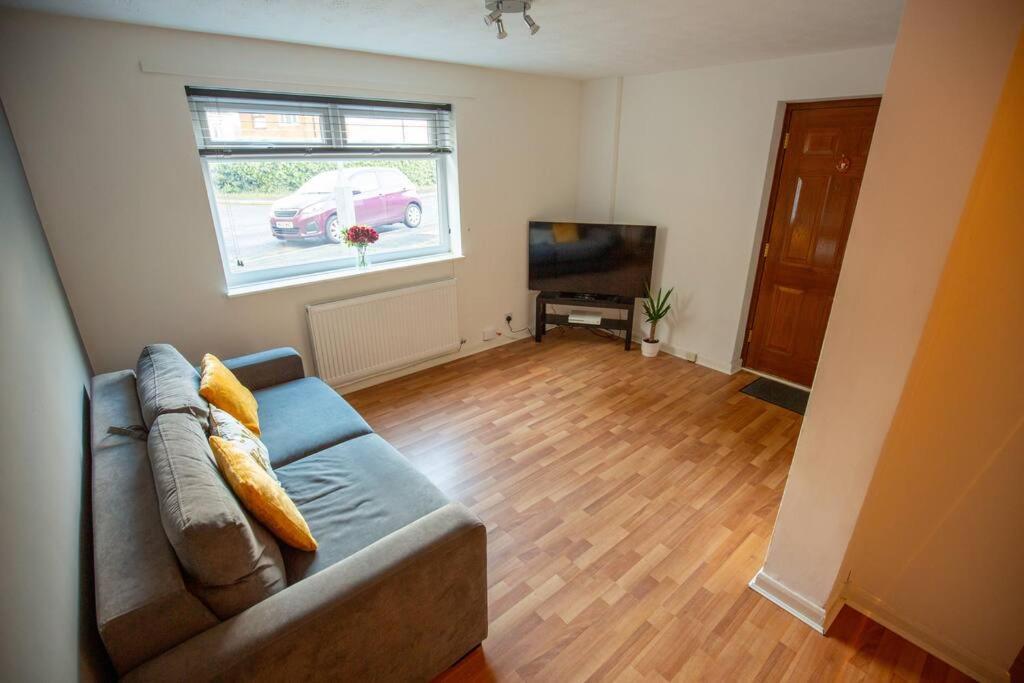 Entire 1 Bedroom House In Манчестер